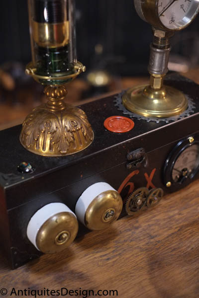 Lampe steampunk box steamlum du createur marc Boyer